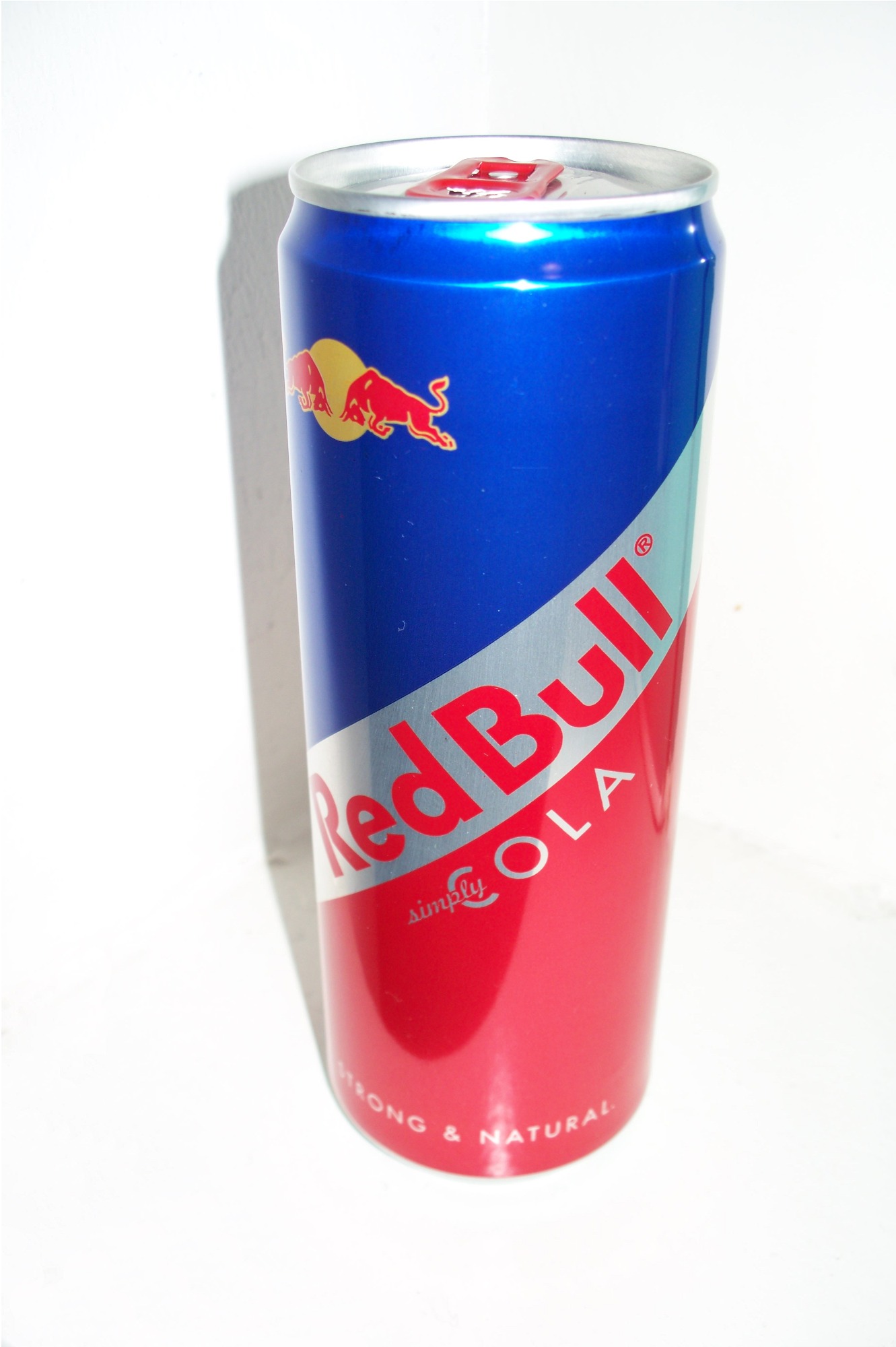 Ред булл это. Энергетический напиток Red bull. Энергетики напитки ред Булл. Red bull (напиток) энергетические напитки. Энергетик напиток ред Булл.