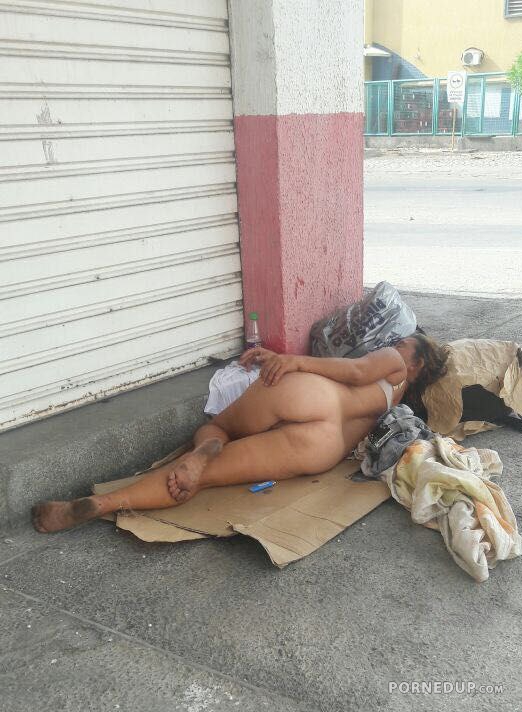 hot-naked-homeless-woman-8905.jpg.