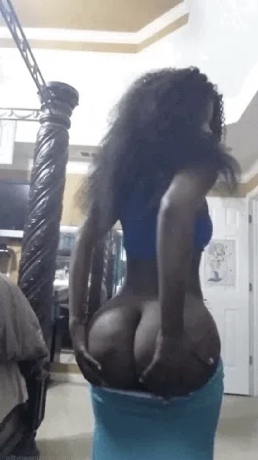 Bbw ebony thick ass in skirt twerking