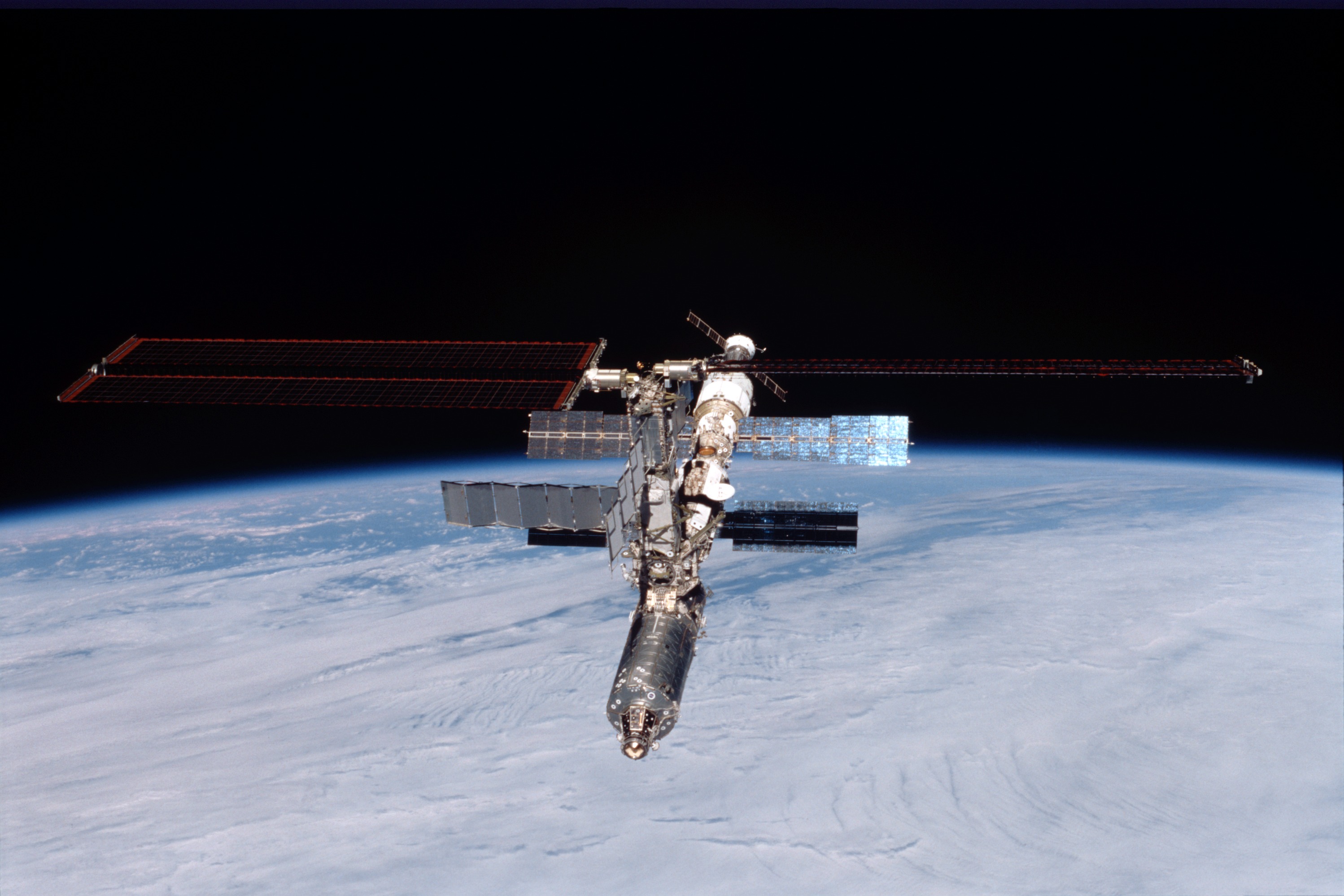 Какая сейчас станция в космосе. Международная Космическая станция. Космос 2011. Станция ISS. Фотоаппарат побывавший на космической станции.