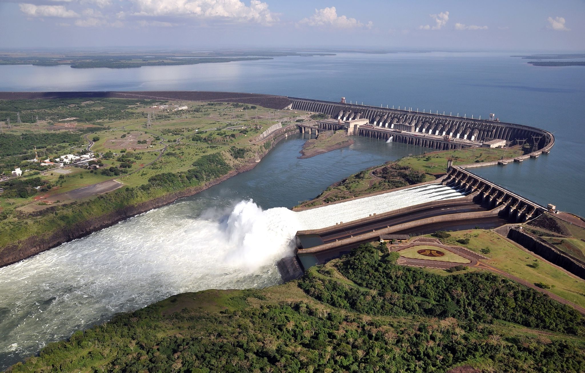 В каком районе самая крупная гэс. Итайпу Парагвай. Плотина Итайпу в Бразилии. Плотина Итайпу (Itaipu dam), Бразилия/Парагвай. ГЭС Итайпу на реке Парана.